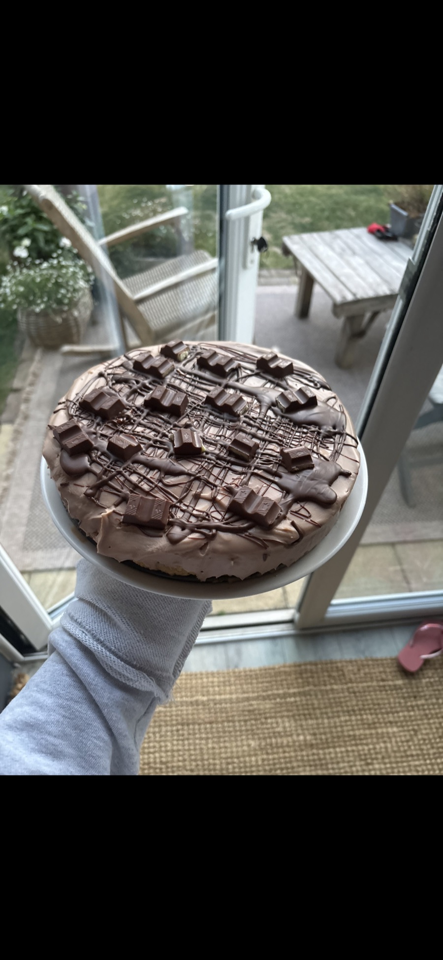 No bake Kinder Bueno cheesecake topped with chocolate drizzle and Kinder Bueno pieces